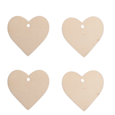 Quatro etiquetas em forma de coração de papel beje com furo central