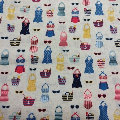 Tecido branco com padrão de fatos de banho e acessórios de praia coloridos.