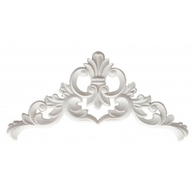 Elemento decorativo branco em relevo com padrão ornamental simétrico.