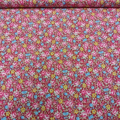 Tecido floral pequeno em fundo cor-de-rosa enrolado