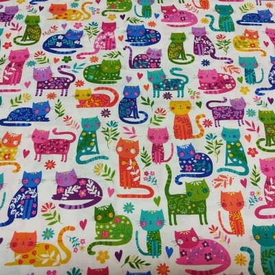Tecido com padrão repetido de gatos coloridos com flores e folhas em fundo branco