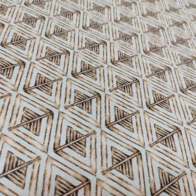 Tecido com padrão geométrico de triângulos castanhos e bege em fundo branco