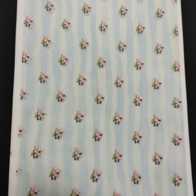 Folha de papel decorativo com pequenas flores rosas e listras azuis claras