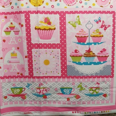 tecido com padrão de cupcakes, flores, borboletas e chávenas de chá coloridas