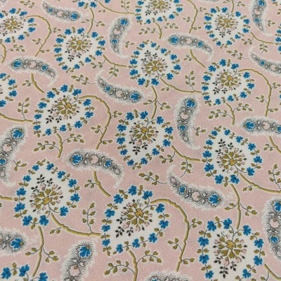Tecido rosa com padrão floral azul, verde e castanho