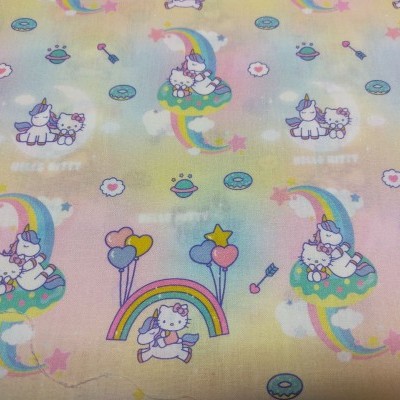 Tecido colorido com padrão de unicórnios, arco-íris e balões em fundo pastel