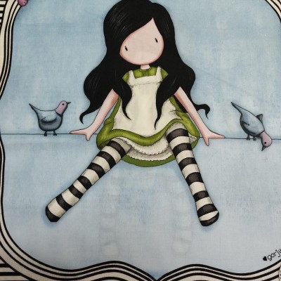 Desenho de boneca com vestido verde e avental branco sentada num fio entre pássaros num fundo azul claro