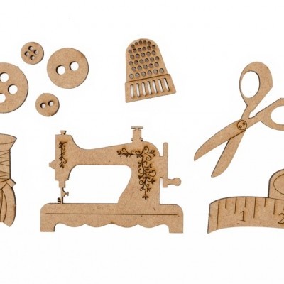 Acessórios de costura em madeira clara sobre fundo branco