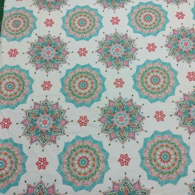 Pano com padrão de mandalas coloridas sobre fundo branco