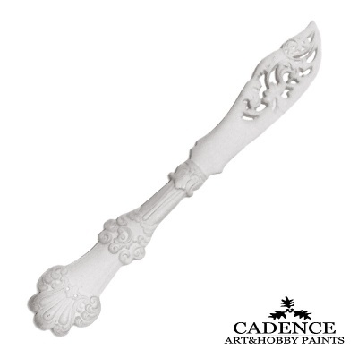 Faca de manteiga decorativa branca com padrões ornamentais em relevo, sobre fundo branco.