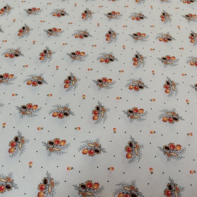 Tecido branco com pequenas flores vermelhas e laranjas em padrão repetitivo