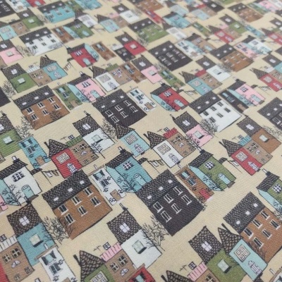 Tecido com padrão de casas coloridas e detalhadas