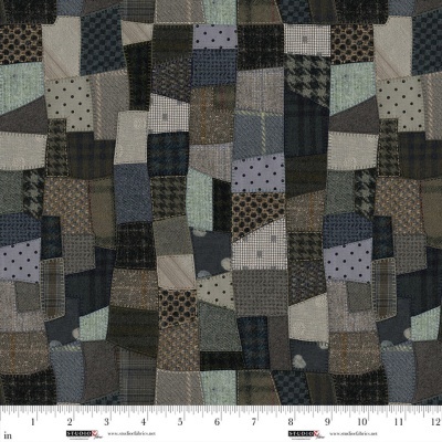 Tecido patchwork com vários padrões e texturas em tons frios, com régua em polegadas na parte inferior.