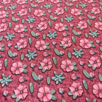 Tecido cor de rosa com padrão floral repetido e folhas verdes.