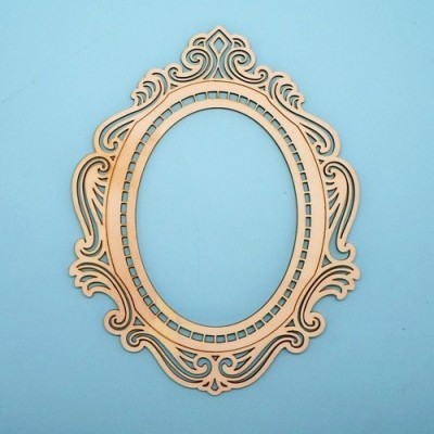 Moldura oval decorativa em madeira clara com padrão trabalhado