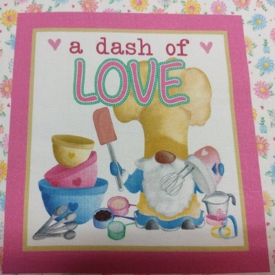 Guardanapo rosa com ilustração de utensílios de cozinha e texto a dash of LOVE