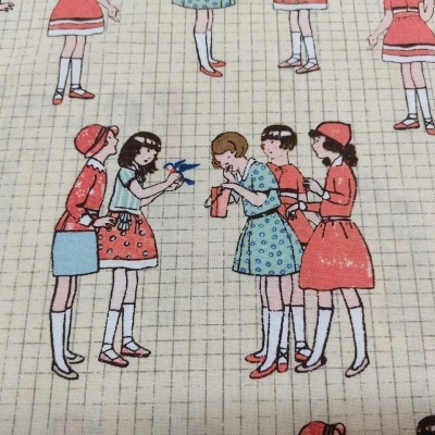 Tecido com padrão de figuras femininas em saias e vestidos coloridos sobre fundo branco às riscas cinza