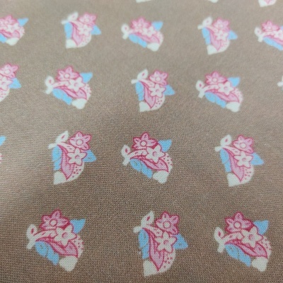 Tecido castanho com padrão de pequenos buquês de flores rosa e azul