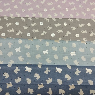 Quatro tecidos com padrão de cães em tons metálicos em cores rosa, cinza, azul claro e azul escuro