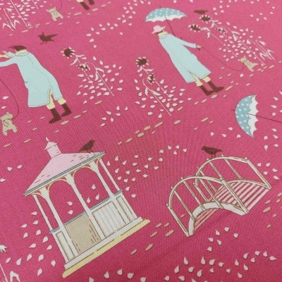 tecido cor de rosa com padrão de pessoas, guarda-chuvas, pavilhão e ponte