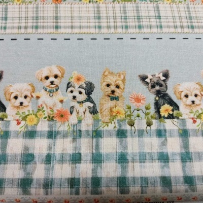Tecido com padrão xadrez azul e branco e faixa cinza com desenhos de cachorros e flores