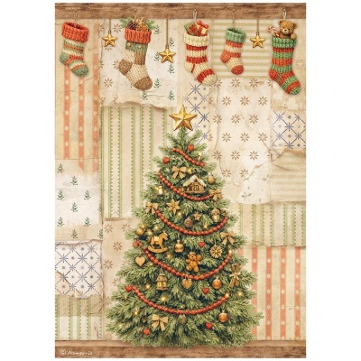 Árvore de Natal decorada e quatro meias de lã penduradas com estrelas douradas como enfeites