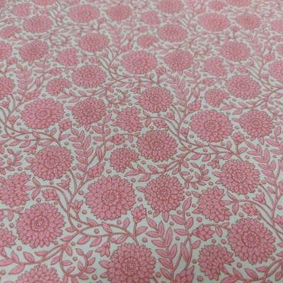 Tecido com padrão floral rosa e vermelho sobre fundo branco