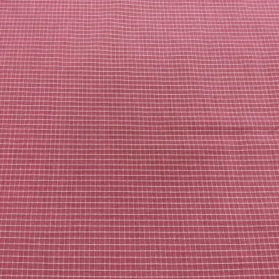 Tecidos xadrez vermelhos com padrões de pequenos quadrados brancos