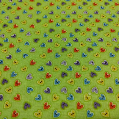 Tecido verde com corações coloridos pequenos em padrão repetido