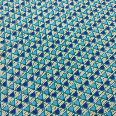 Pano tecido com padrão geométrico de triângulos coloridos