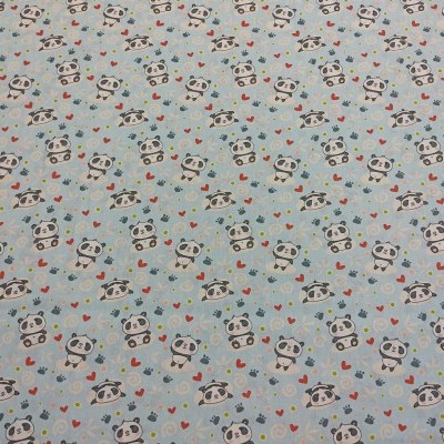 Tecido azul claro com padrão de pandas, corações vermelhos e estrelas amarelas