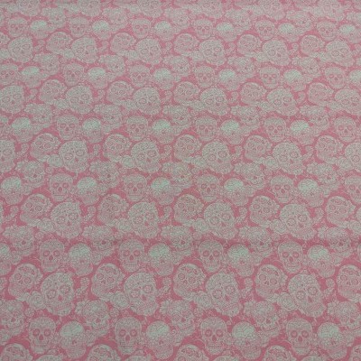 Tecido rosa com padrão de caveiras claras repetidas