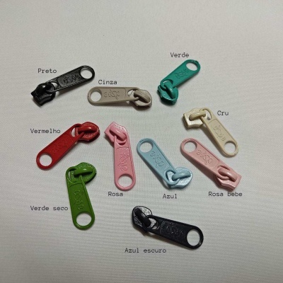 Cursores de fecho éclair de várias cores etiquetados sobre fundo branco