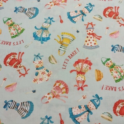 Tecido estampado com bonecas coloridas, utensílios de cozinha e texto 'LET'S BAKE!'