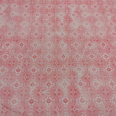 Tecido rosa com padrão floral e geométrico em branco