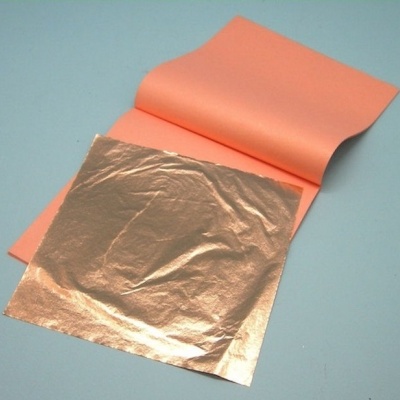 Folha dourada fina e enrugada sobre base rosa