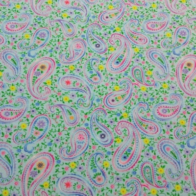 tecido branco com padrão paisley colorido e flores pequenas