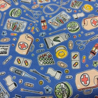 tecido azul com padrão de itens médicos coloridos