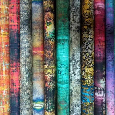 Rolos de tecido colorido com padrões variados em várias cores
