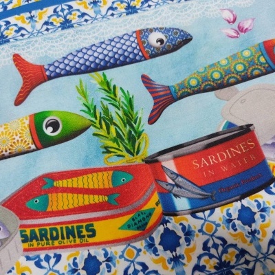 Latas de sardinhas e tecido estampado com peixes coloridos