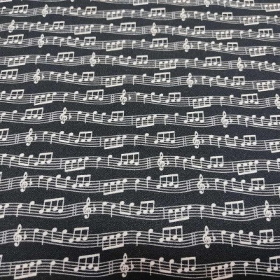 Tecido preto com notas musicais brancas em padrão repetido
