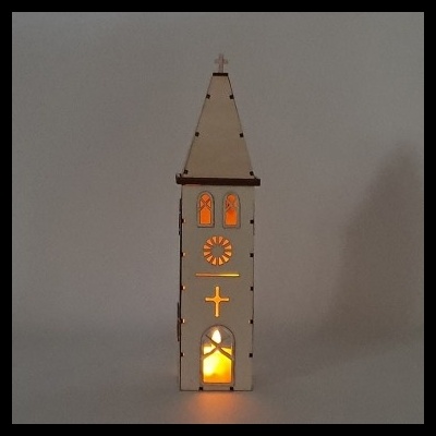 Objeto decorativo em forma de igreja iluminada de madeira clara com janela, cruz e detalhes circulares