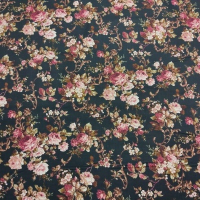 Tecido floral colorido sobre fundo preto