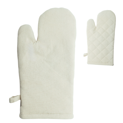 Par de luvas de forno brancas, uma lisa e outra matelassê