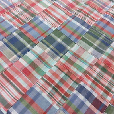 Tecido de padrão xadrez colorido em patchwork