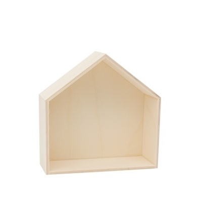Estante decorativa em forma de casa de madeira clara sobre fundo branco