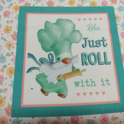 toalha com padrão floral e imagem de chef verde com texto