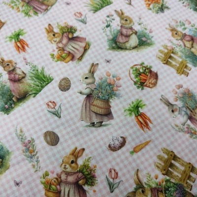 Tecido estampado com coelhos, cenouras e flores em fundo xadrez rosa e branco