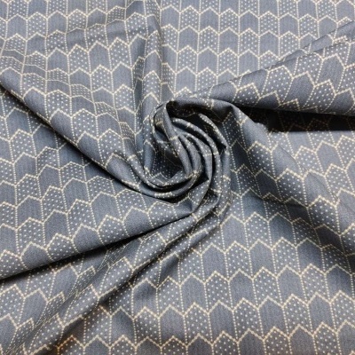 Tecido azul com padrão geométrico branco e dobras retorcidas