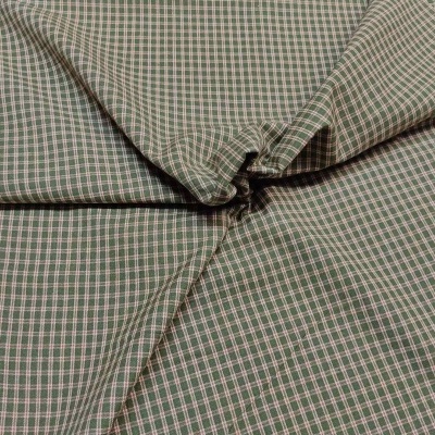 Tecido xadrez verde e branco com textura de algodão e vincos